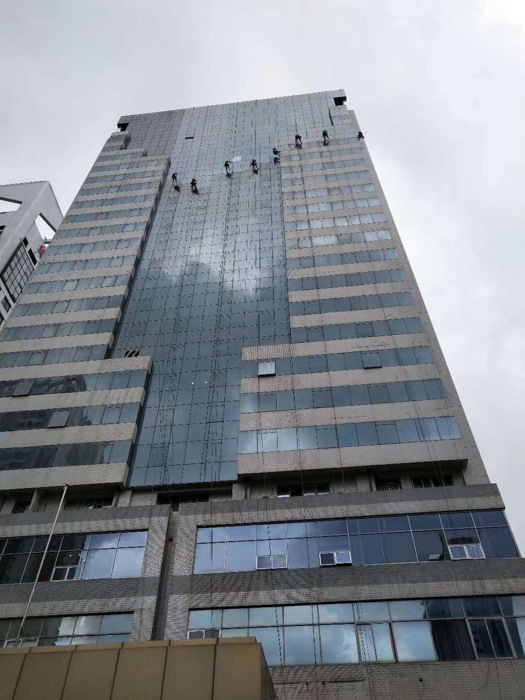 东风大厦外墙清洗