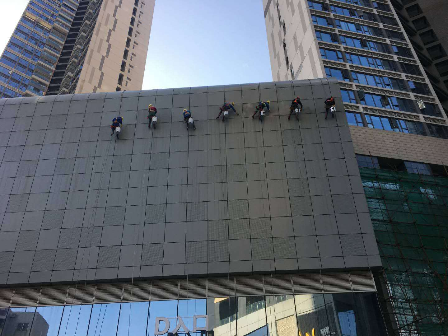 绿景虹湾花园外墙清洗